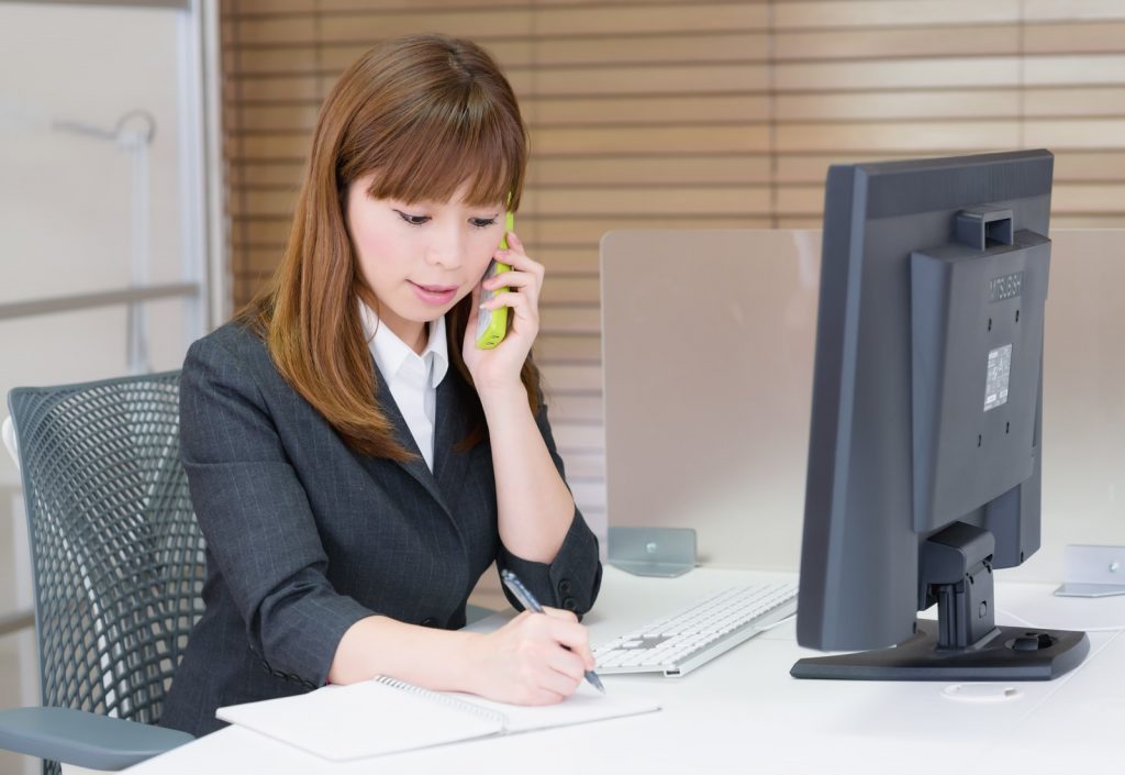 電話で宴会会場の詳細を確認する系できる女子社員